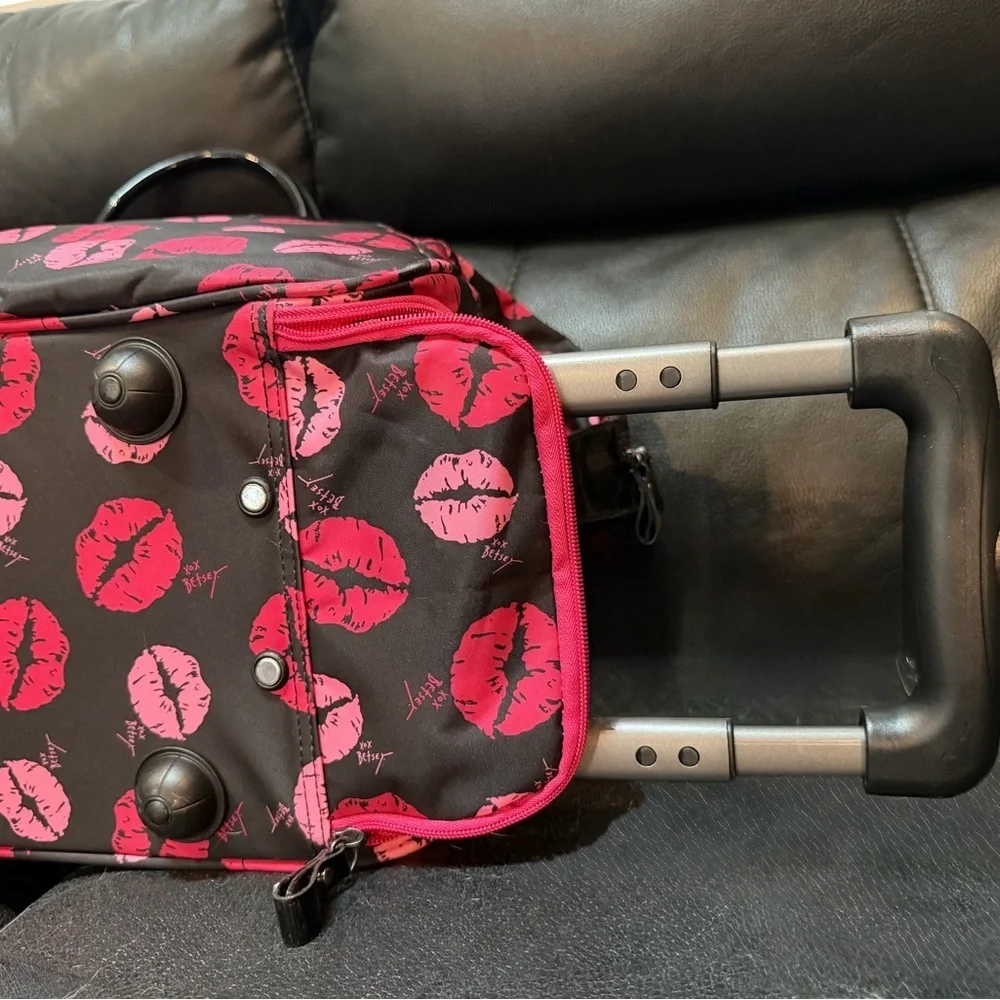 RARE Betsey Johnson Lips Kiss Print Rolling Bag Carry On Weekender Roll Luggage💋 - Picture 9 of 12
